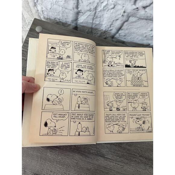 1974 Hardback Book Win A Few Lose A Few Charlie Brown - Picture 5 of 6